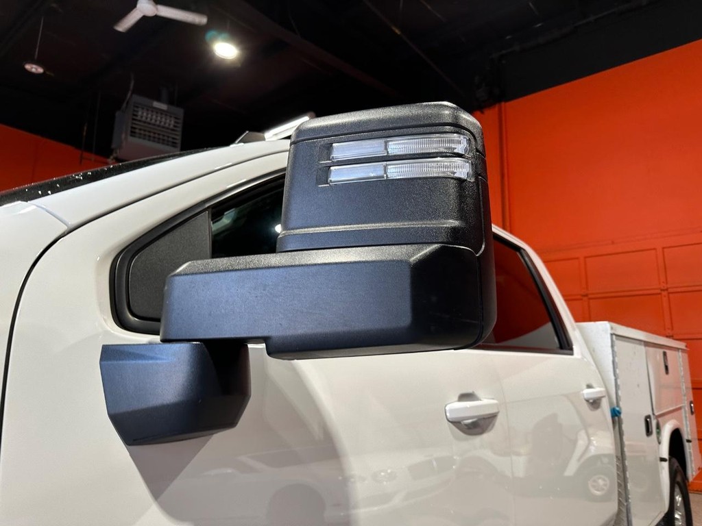 Chevrolet Silverado 3500HD CC Vehicle Full-screen Gallery Image 10