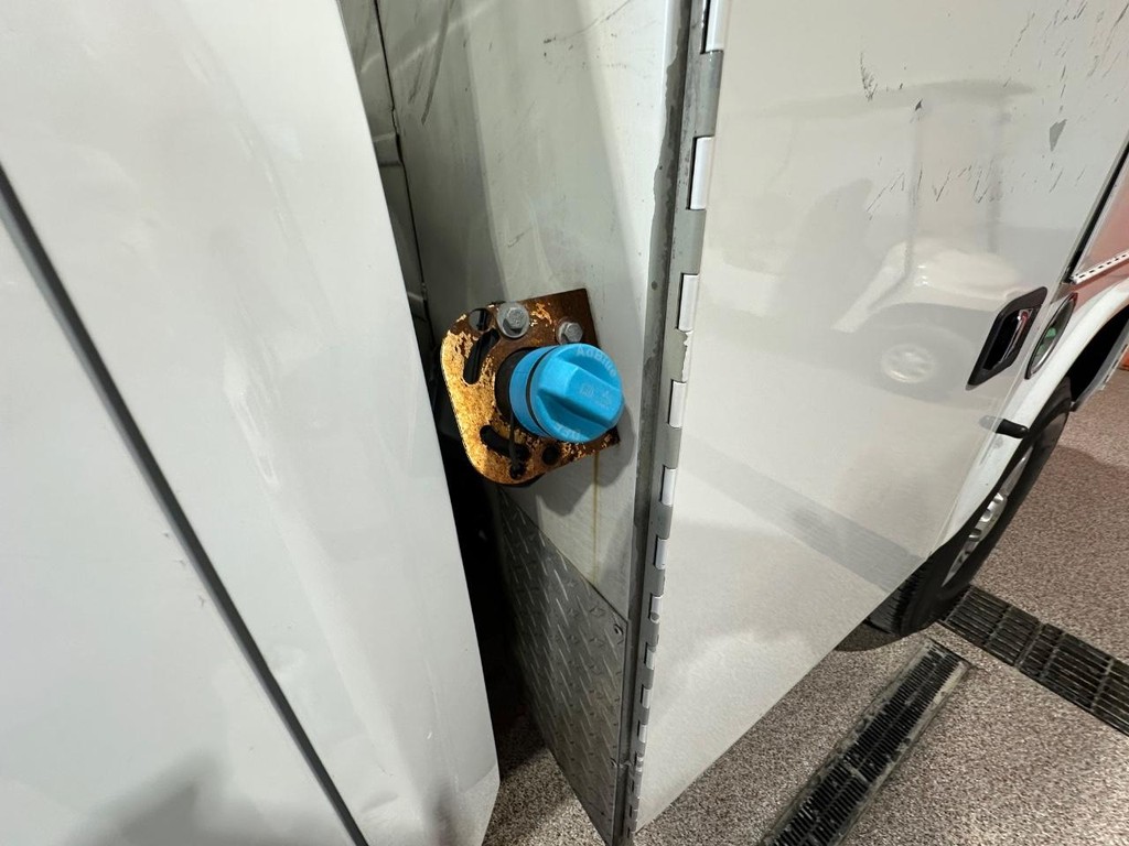 Chevrolet Silverado 3500HD CC Vehicle Full-screen Gallery Image 13