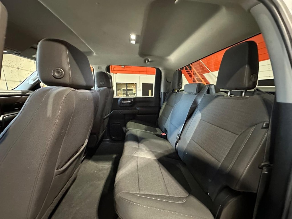 Chevrolet Silverado 3500HD CC Vehicle Full-screen Gallery Image 18