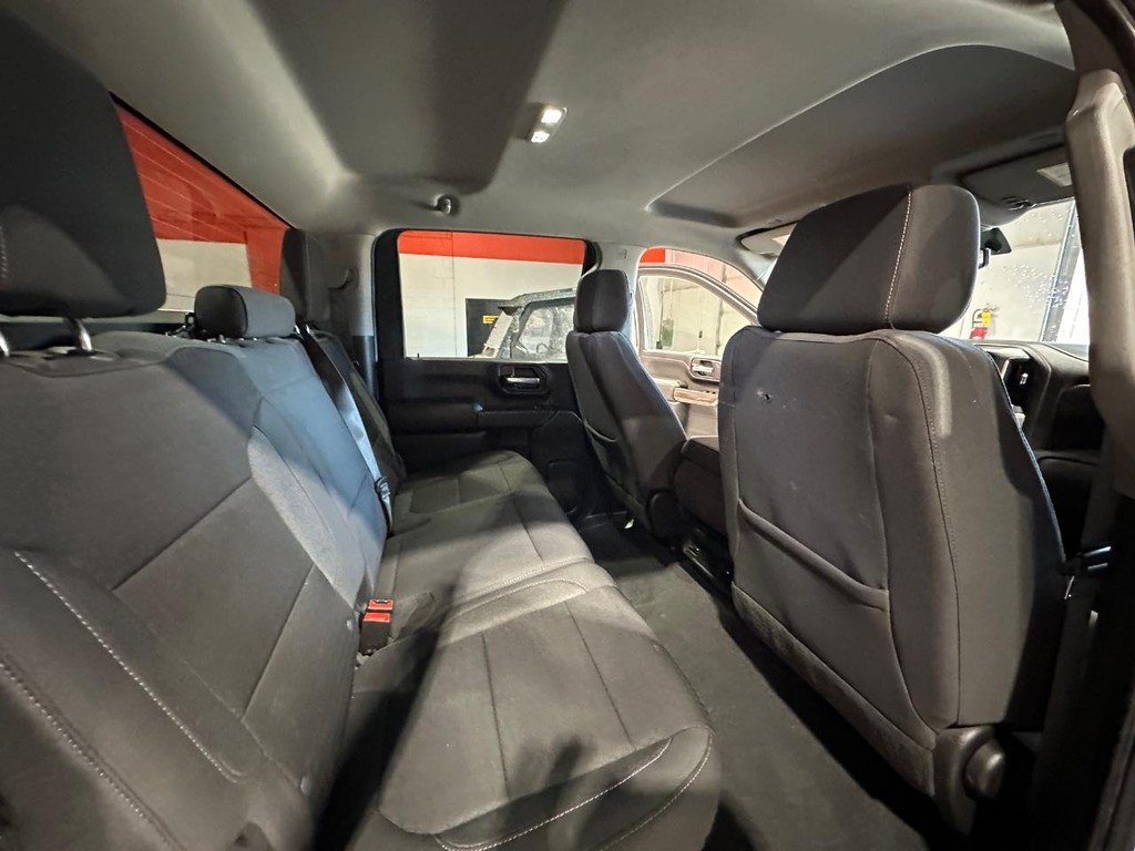 Chevrolet Silverado 3500HD CC Vehicle Full-screen Gallery Image 19