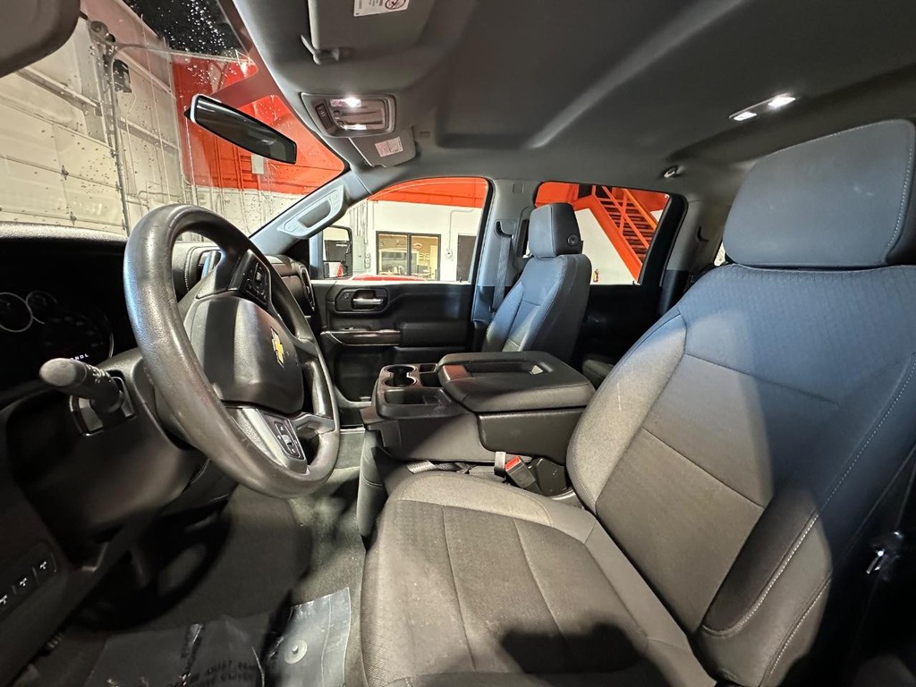 Chevrolet Silverado 3500HD CC Vehicle Full-screen Gallery Image 21