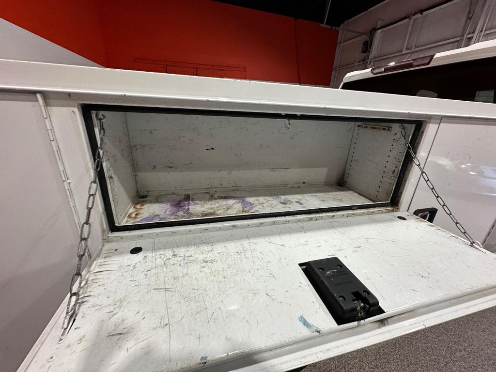 Chevrolet Silverado 3500HD CC Vehicle Full-screen Gallery Image 24