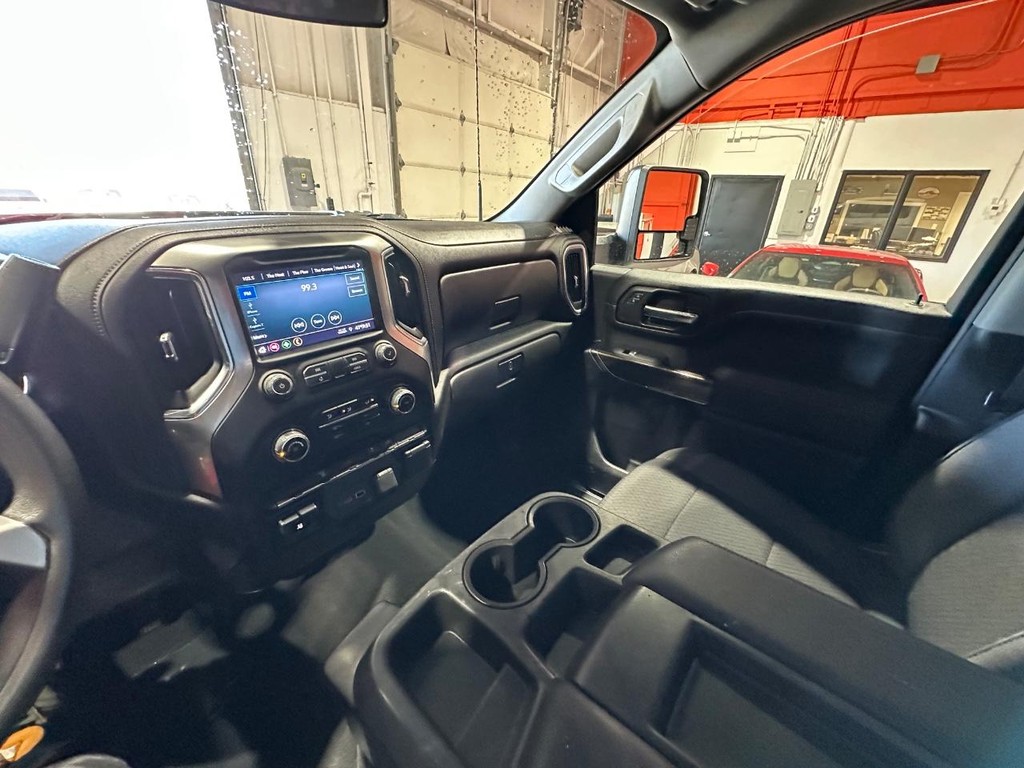 Chevrolet Silverado 3500HD CC Vehicle Full-screen Gallery Image 27