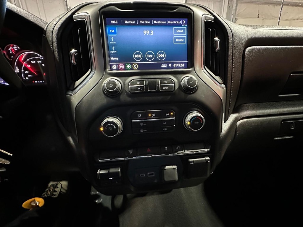 Chevrolet Silverado 3500HD CC Vehicle Full-screen Gallery Image 28