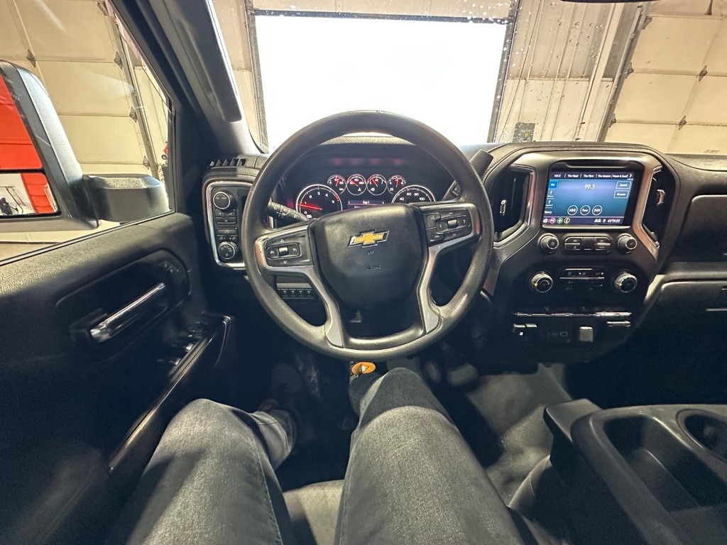 Chevrolet Silverado 3500HD CC Vehicle Full-screen Gallery Image 29