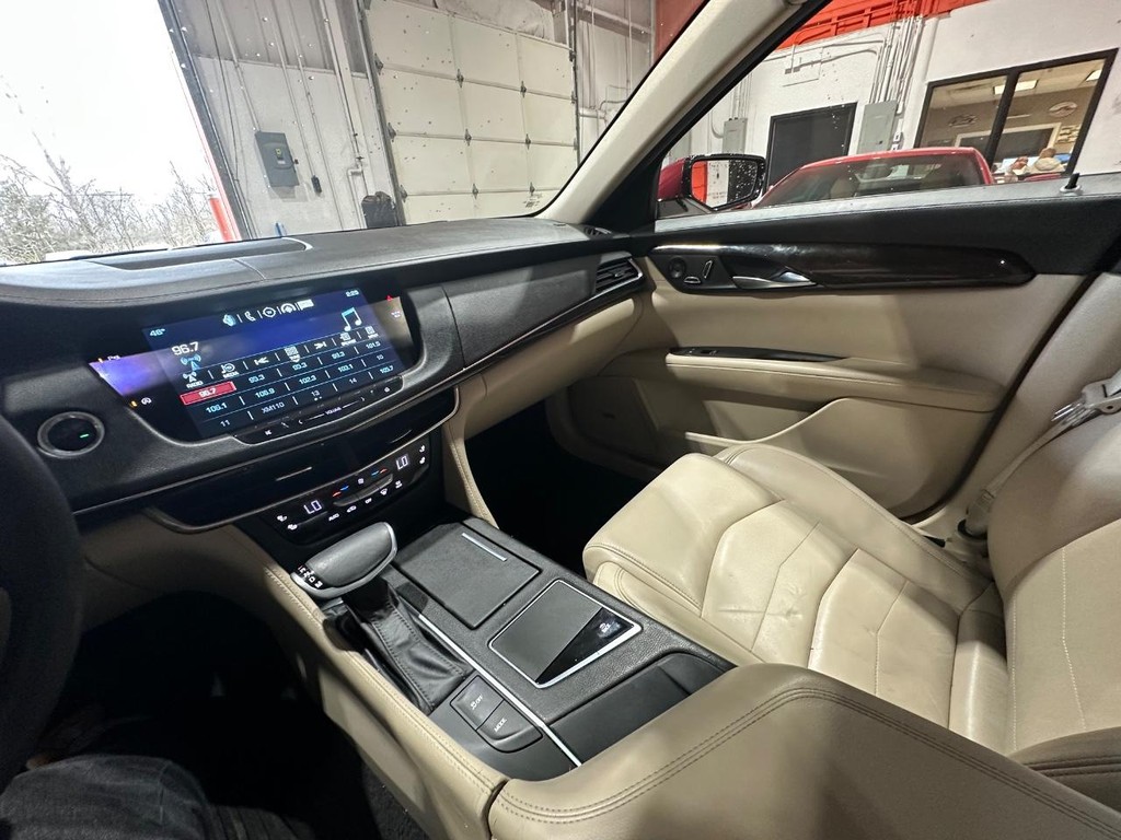 Cadillac CT6 Sedan Vehicle Full-screen Gallery Image 17