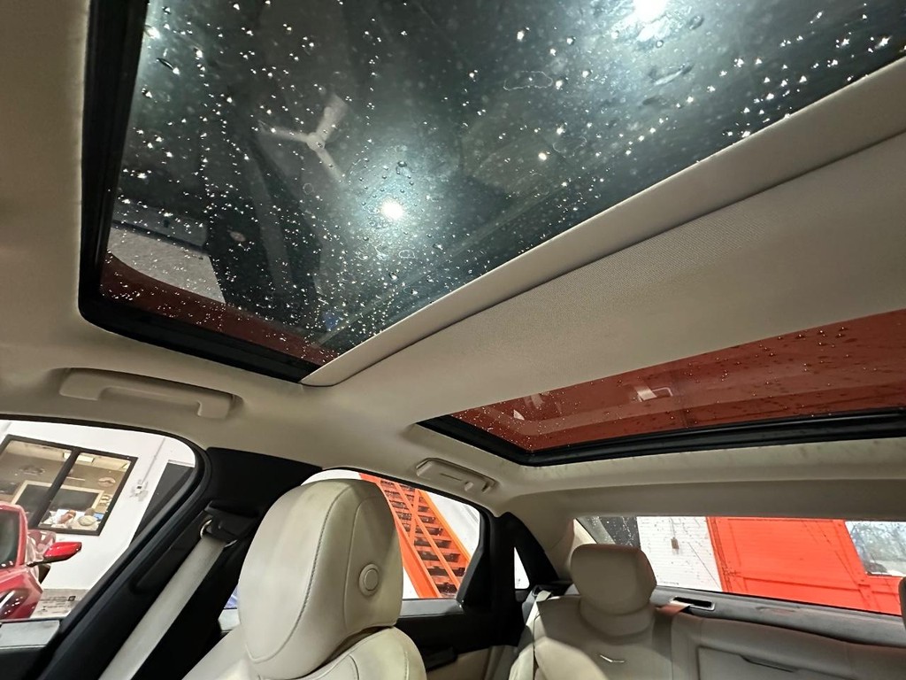 Cadillac CT6 Sedan Vehicle Full-screen Gallery Image 18