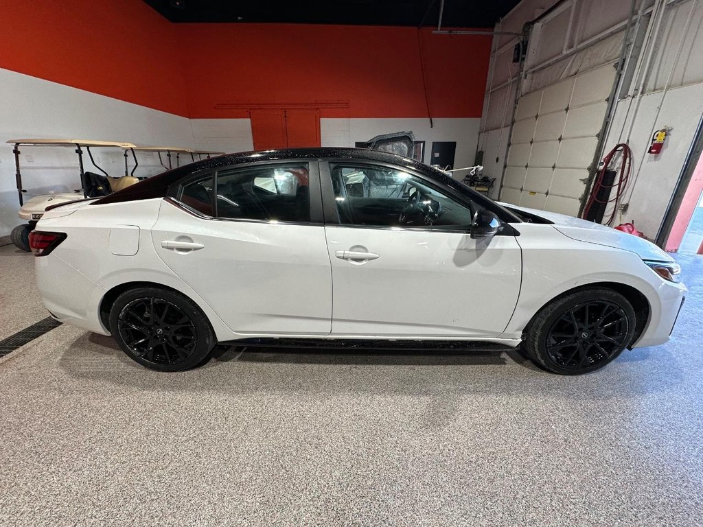 Nissan Sentra Vehicle Full-screen Gallery Image 2