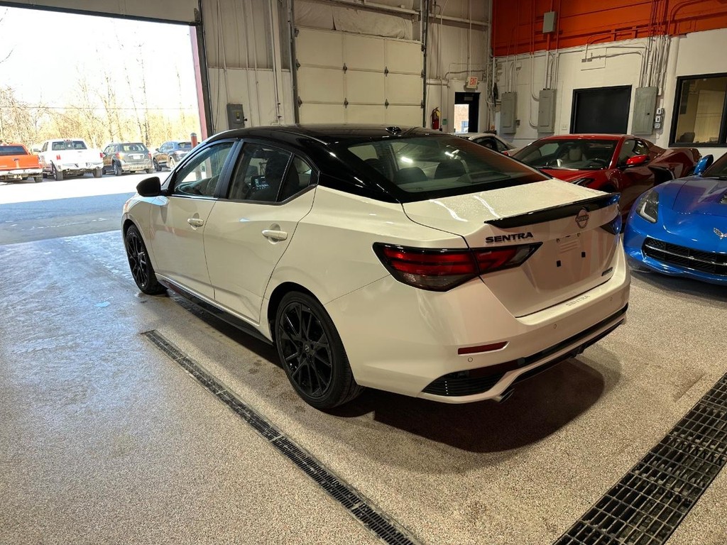 Nissan Sentra Vehicle Full-screen Gallery Image 3