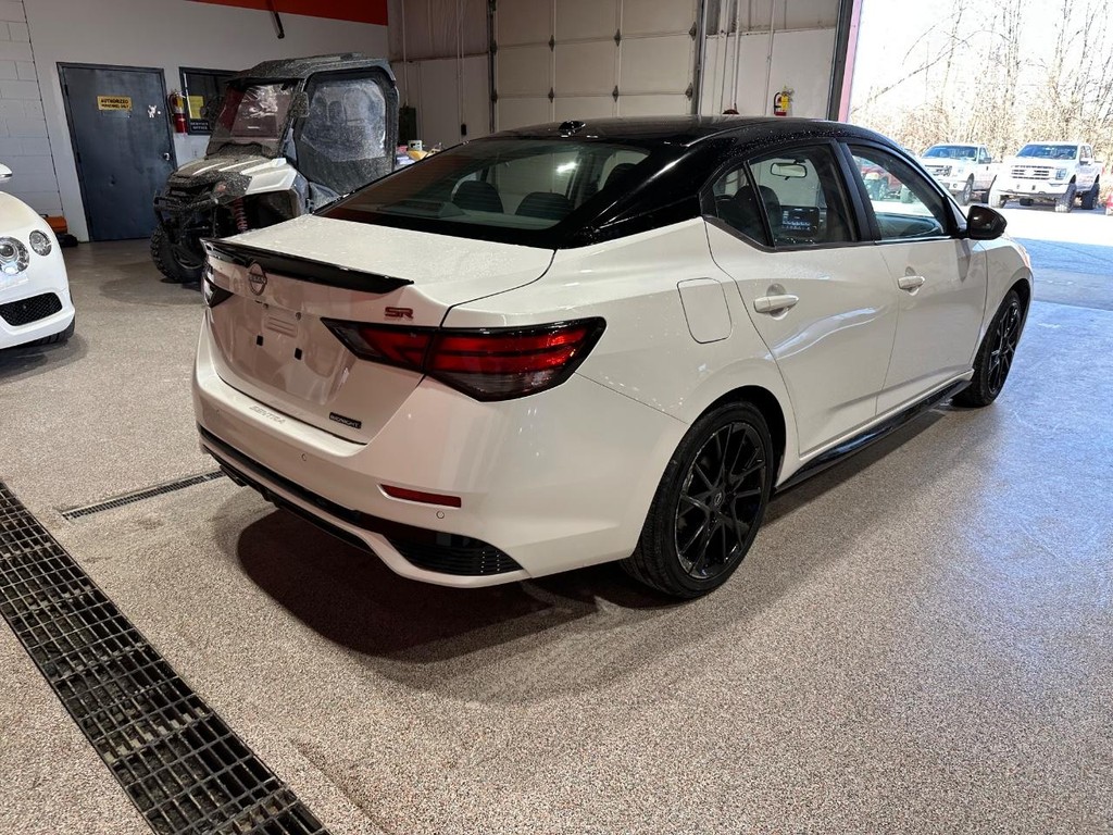 Nissan Sentra Vehicle Full-screen Gallery Image 5