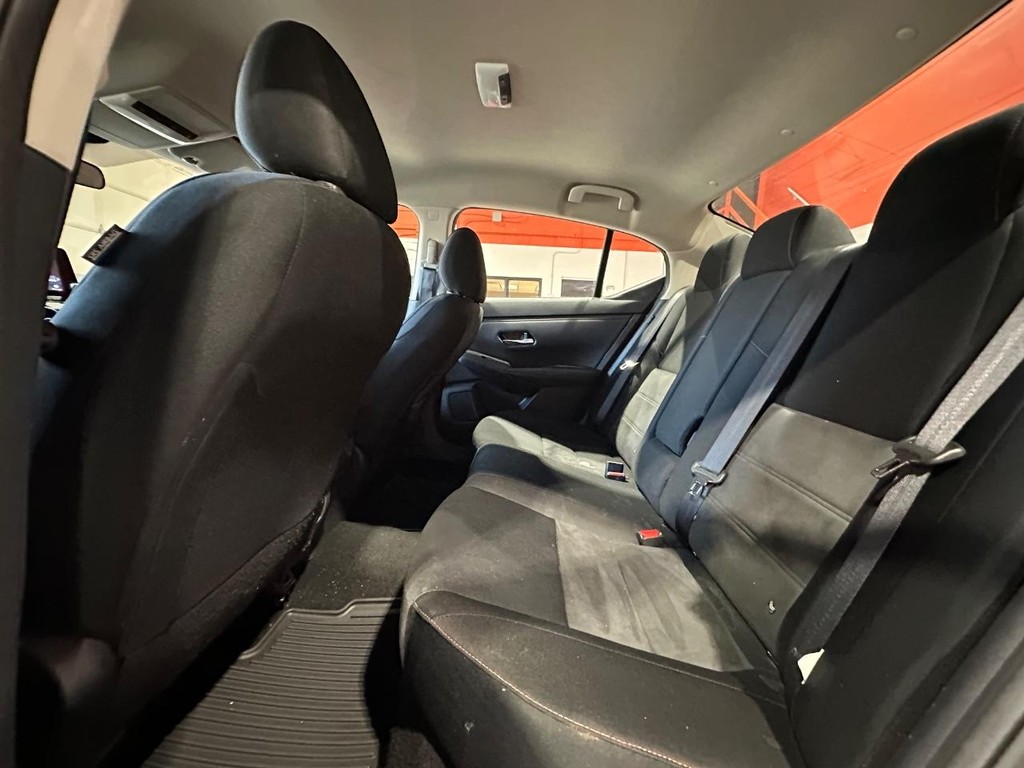 Nissan Sentra Vehicle Full-screen Gallery Image 9