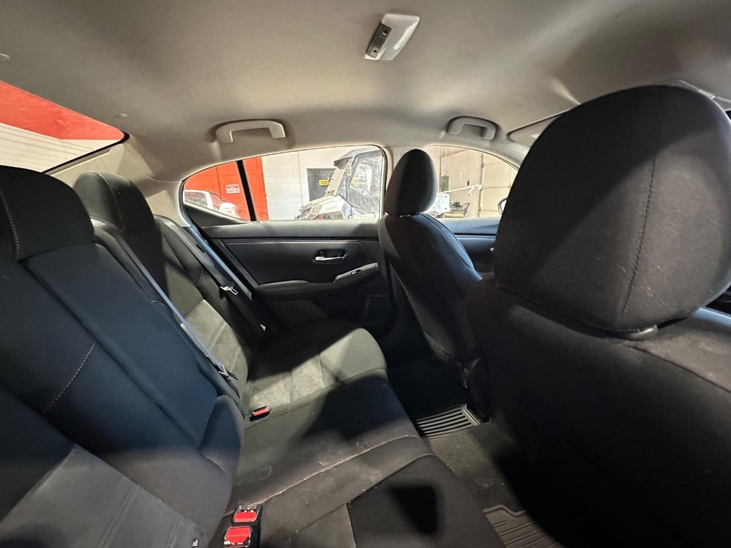 Nissan Sentra Vehicle Full-screen Gallery Image 16