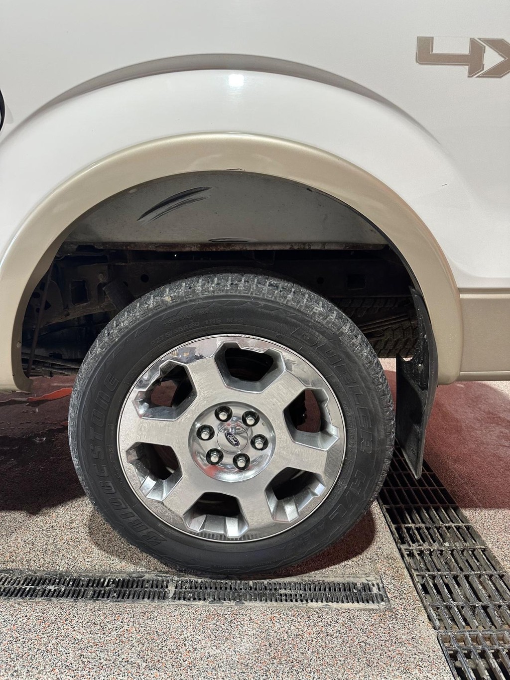 Ford F-150 Vehicle Full-screen Gallery Image 12