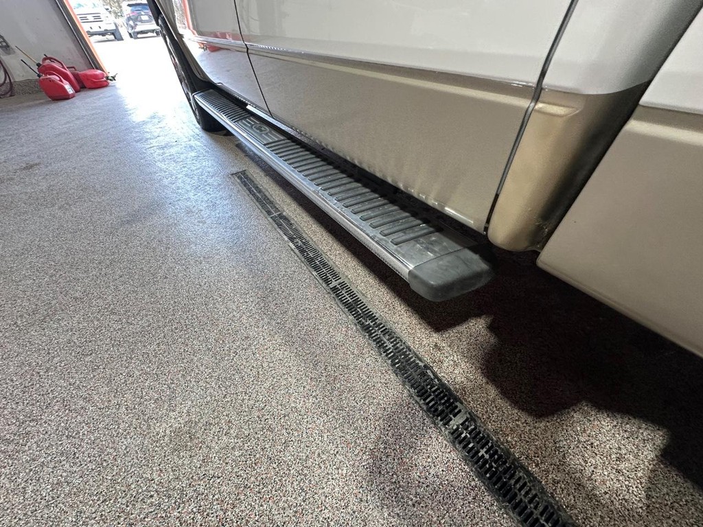 Ford F-150 Vehicle Full-screen Gallery Image 14