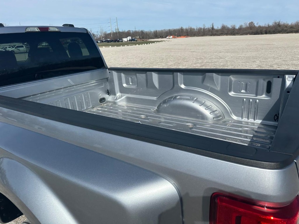 Ford Super Duty F-350 DRW Vehicle Full-screen Gallery Image 9