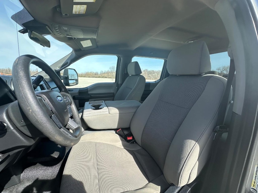 Ford Super Duty F-350 DRW Vehicle Full-screen Gallery Image 11