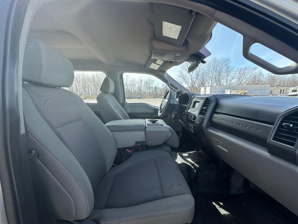 Ford Super Duty F-350 DRW Vehicle Full-screen Gallery Image 14