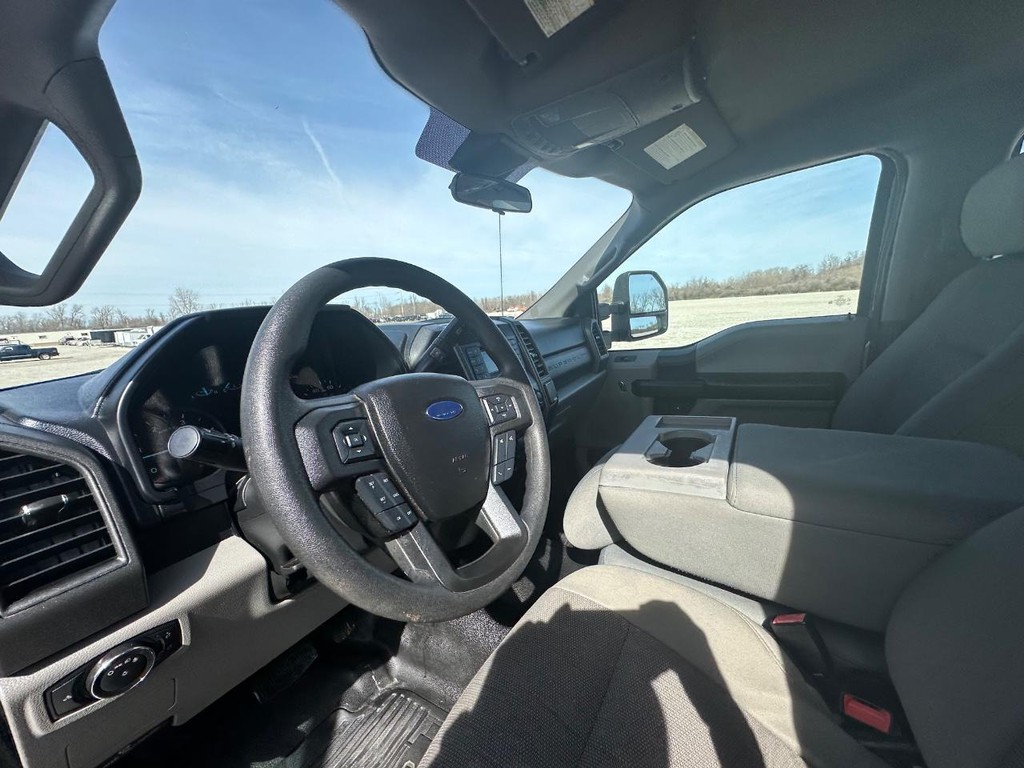 Ford Super Duty F-350 DRW Vehicle Full-screen Gallery Image 15