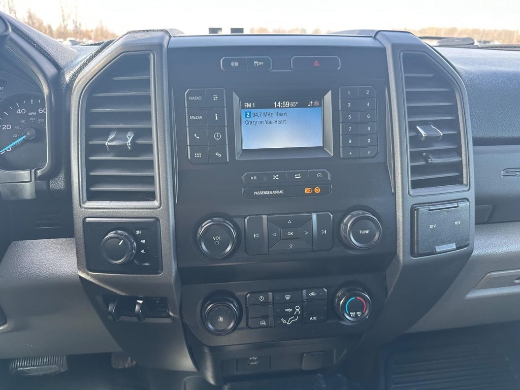 Ford Super Duty F-350 DRW Vehicle Full-screen Gallery Image 16