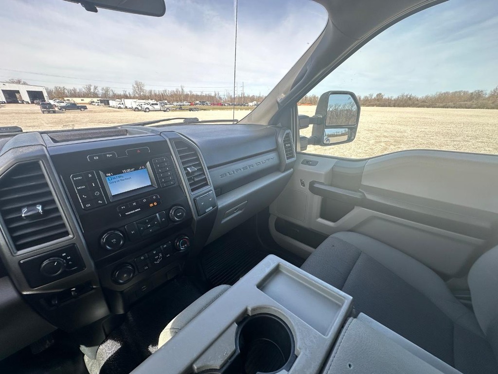 Ford Super Duty F-350 DRW Vehicle Full-screen Gallery Image 17