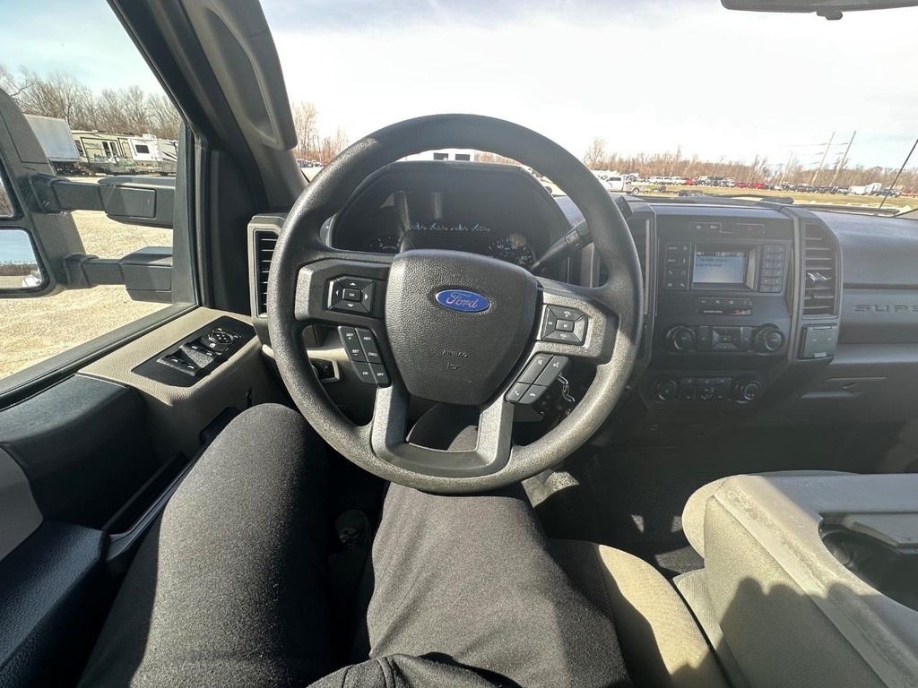 Ford Super Duty F-350 DRW Vehicle Full-screen Gallery Image 20