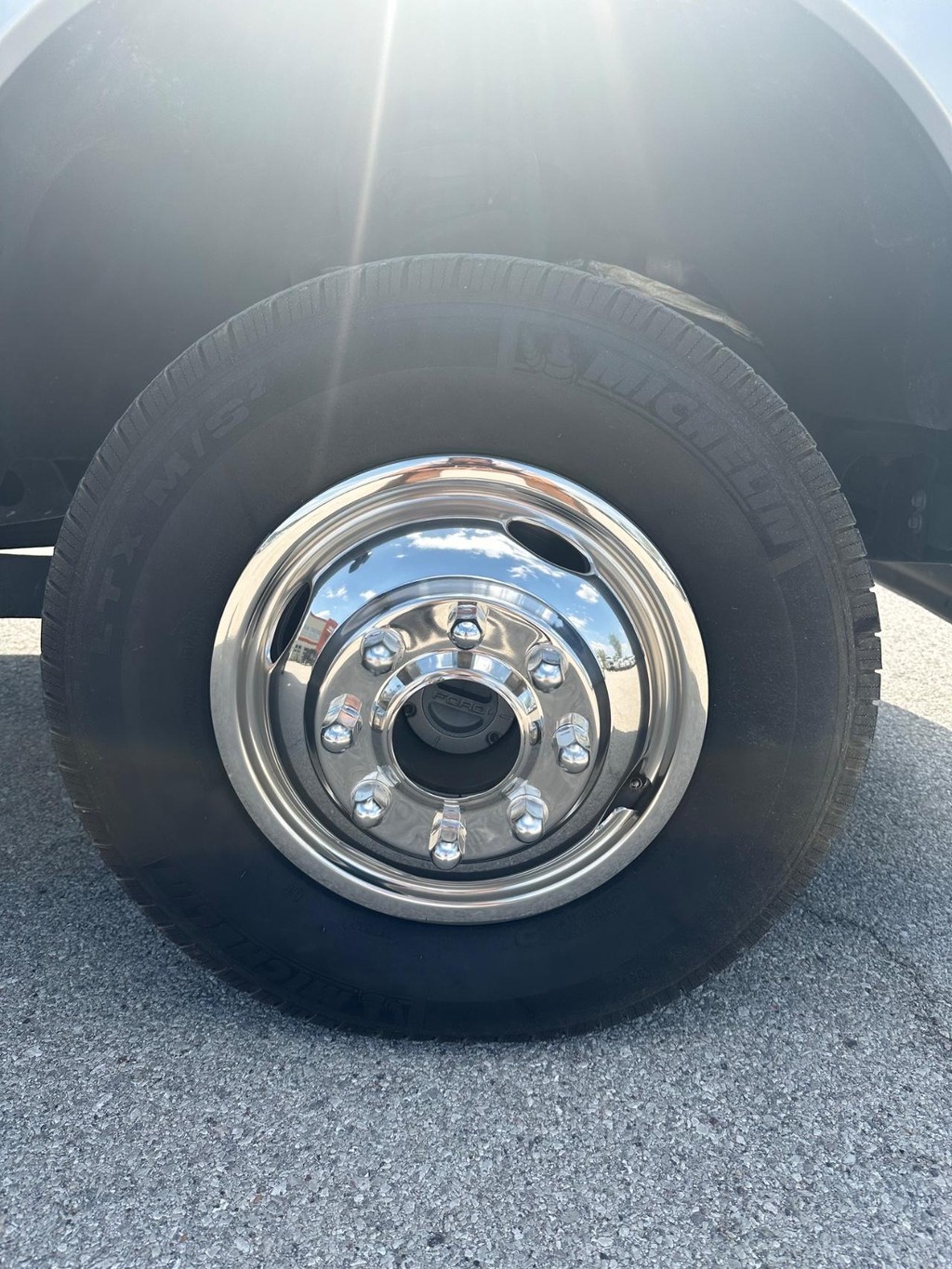 Ford Super Duty F-350 DRW Vehicle Full-screen Gallery Image 22