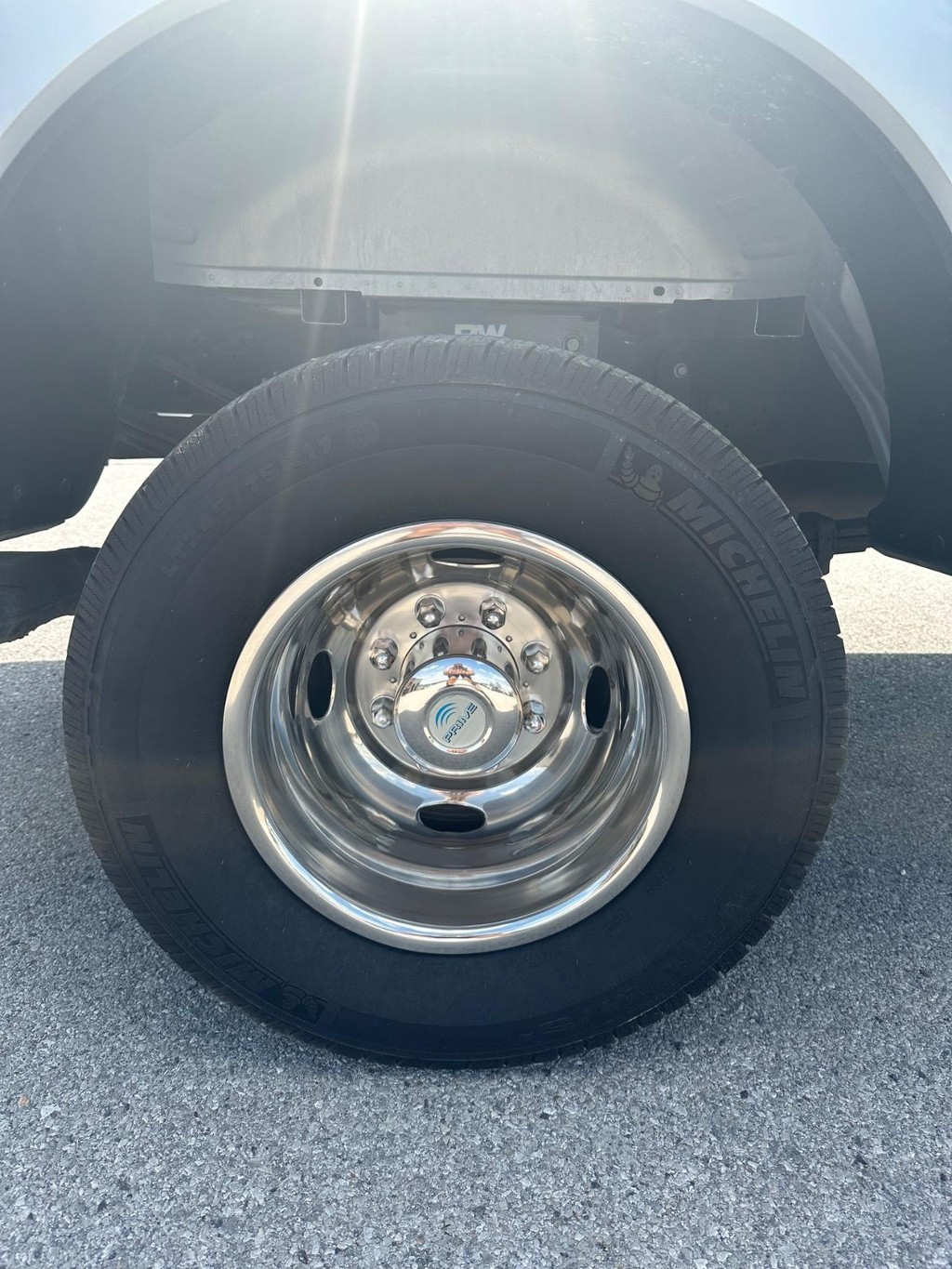 Ford Super Duty F-350 DRW Vehicle Full-screen Gallery Image 23