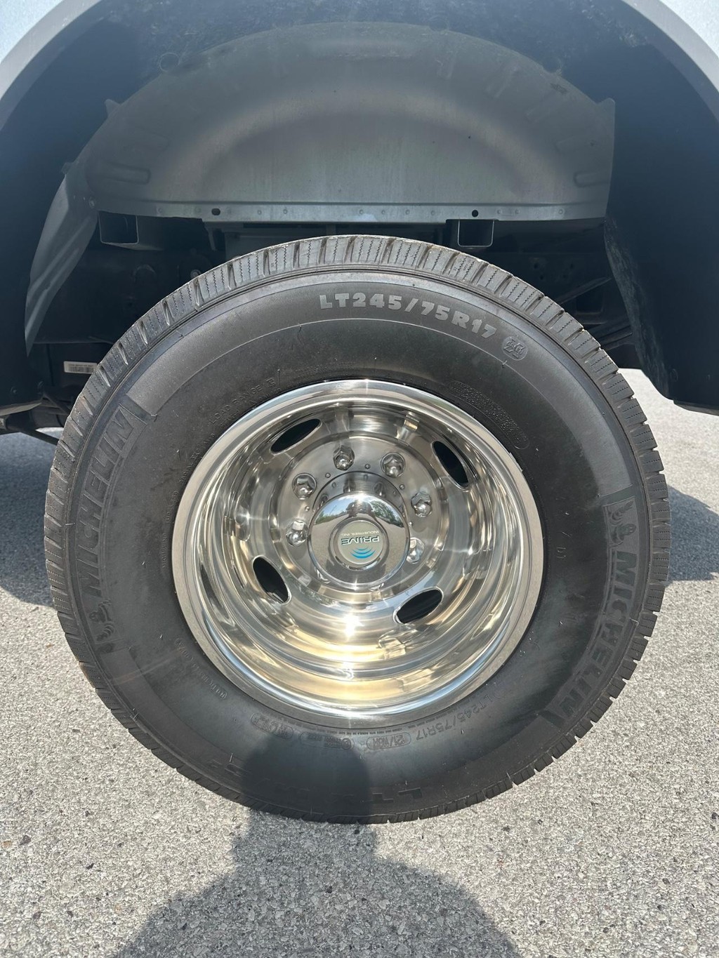 Ford Super Duty F-350 DRW Vehicle Full-screen Gallery Image 24