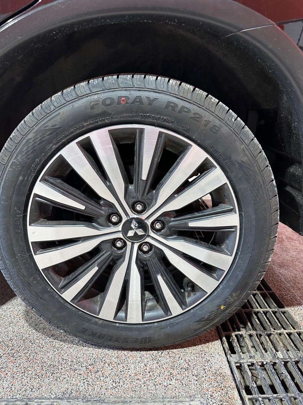 Mitsubishi Outlander Vehicle Full-screen Gallery Image 8