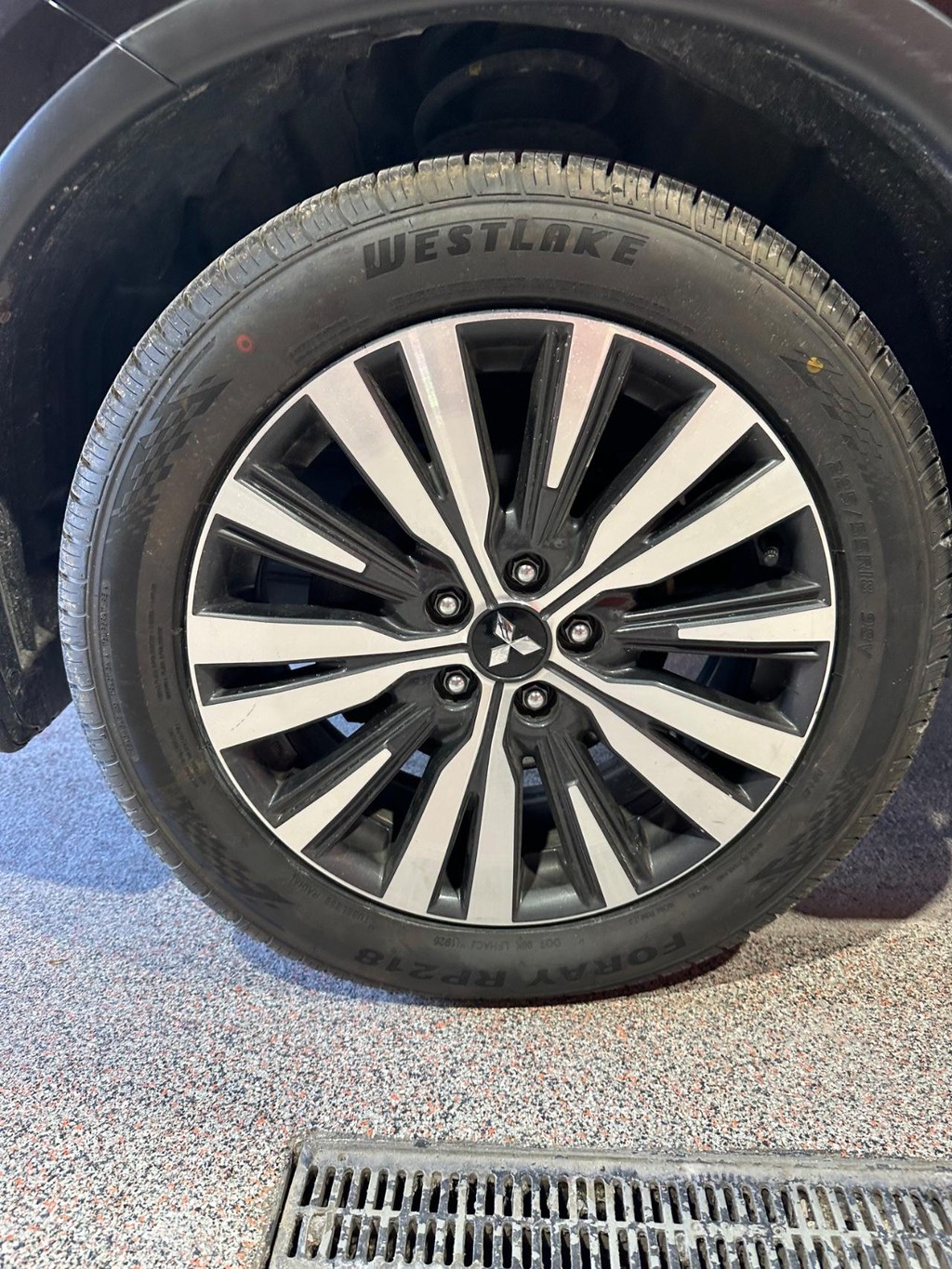 Mitsubishi Outlander Vehicle Full-screen Gallery Image 9