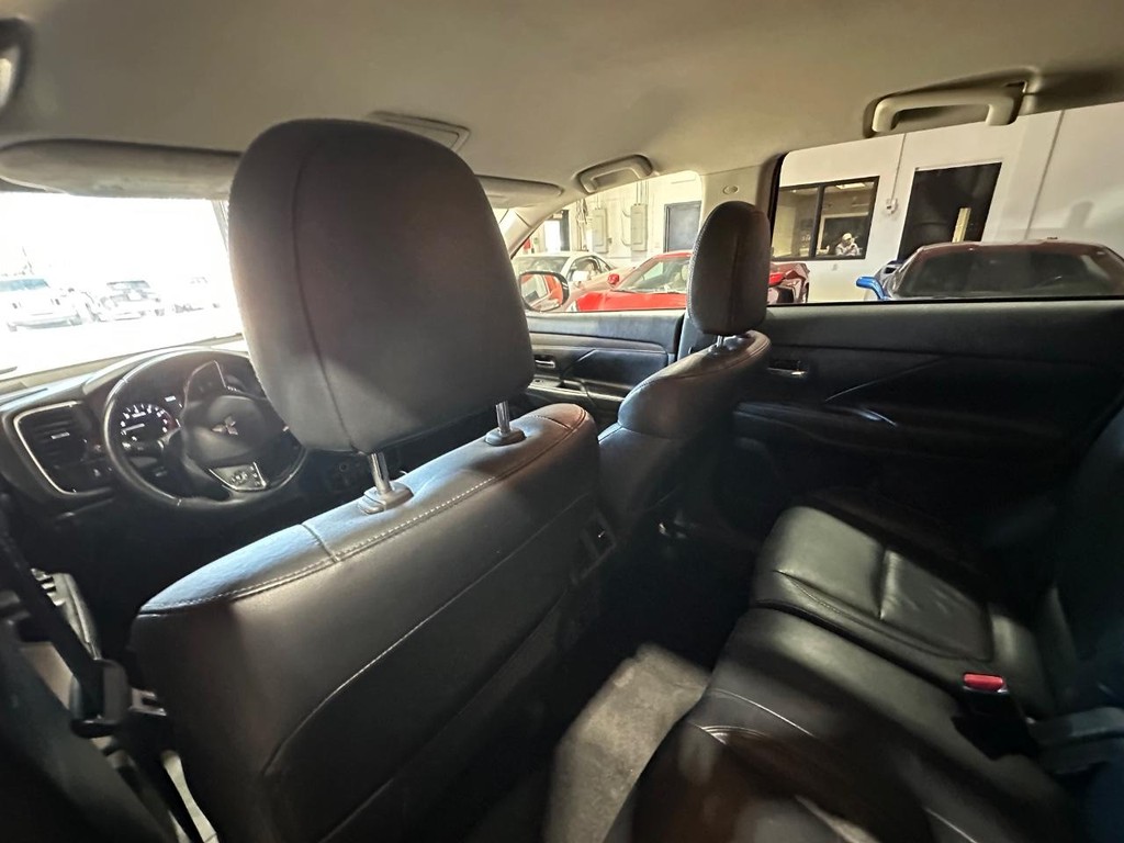 Mitsubishi Outlander Vehicle Full-screen Gallery Image 11