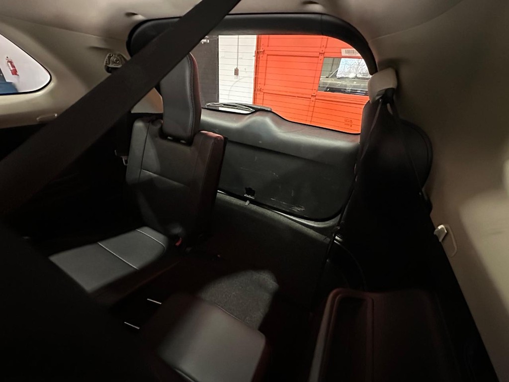 Mitsubishi Outlander Vehicle Full-screen Gallery Image 12