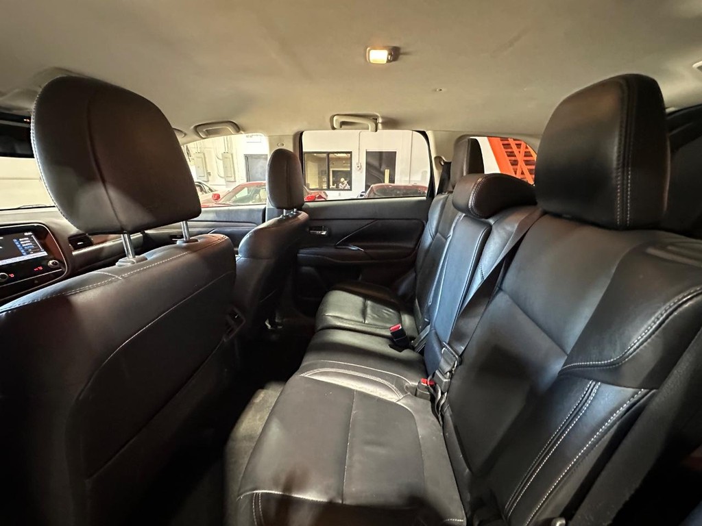 Mitsubishi Outlander Vehicle Full-screen Gallery Image 13