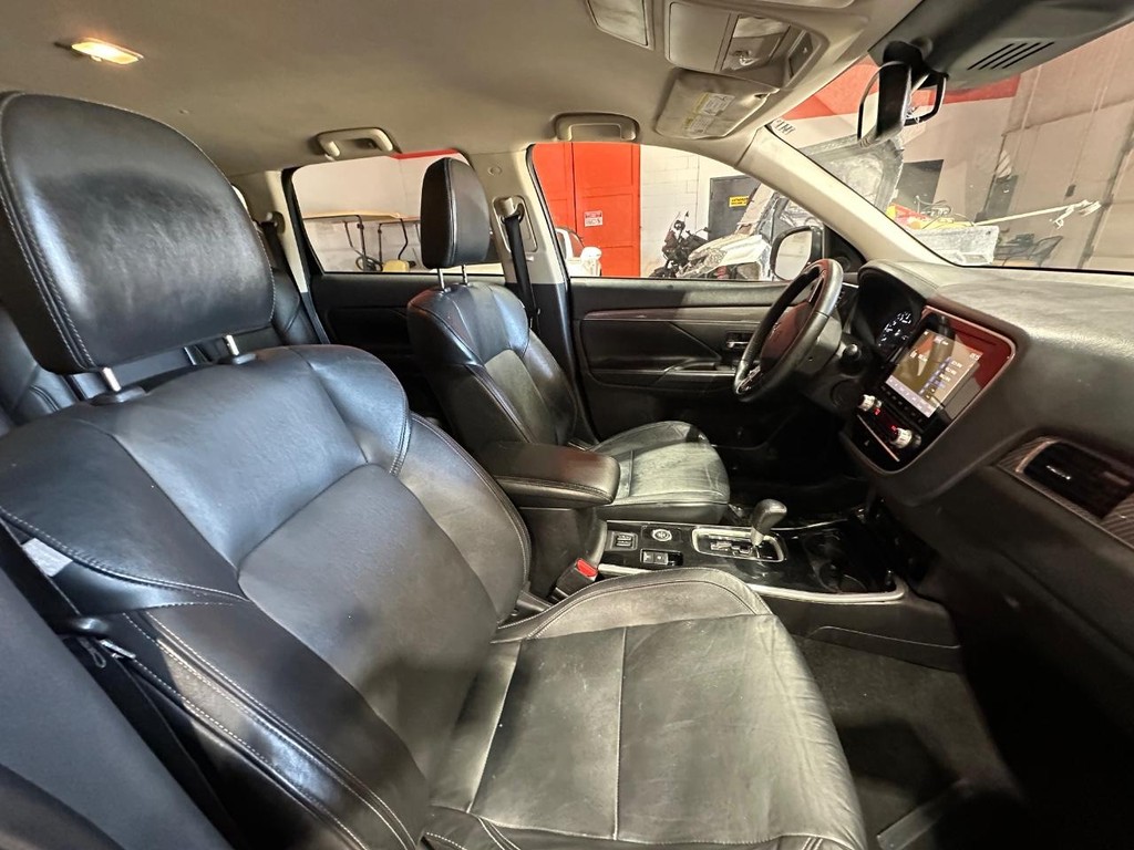 Mitsubishi Outlander Vehicle Full-screen Gallery Image 14