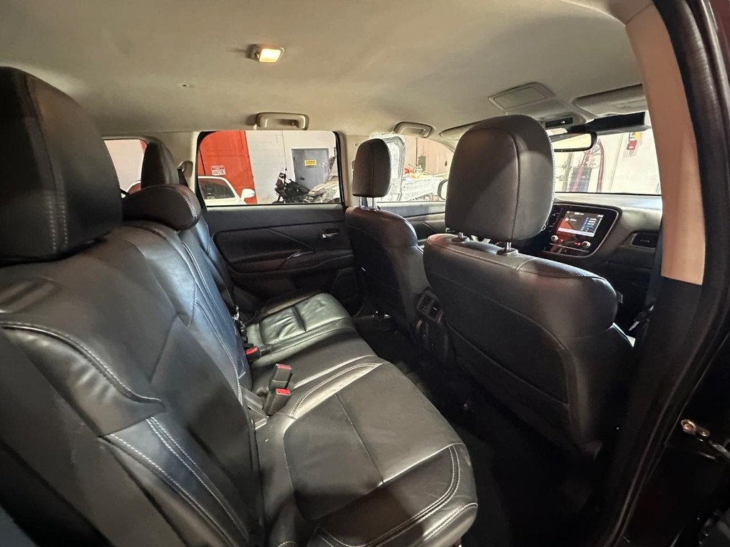 Mitsubishi Outlander Vehicle Full-screen Gallery Image 15