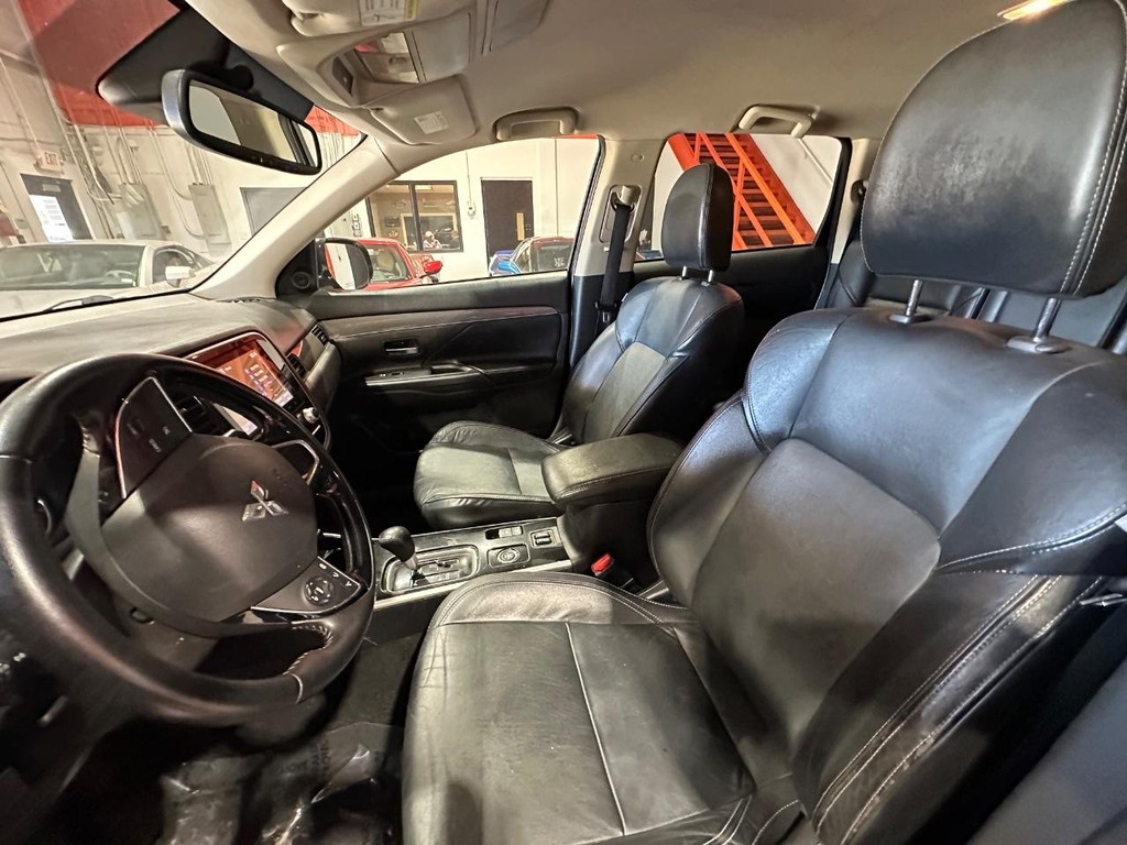 Mitsubishi Outlander Vehicle Full-screen Gallery Image 16