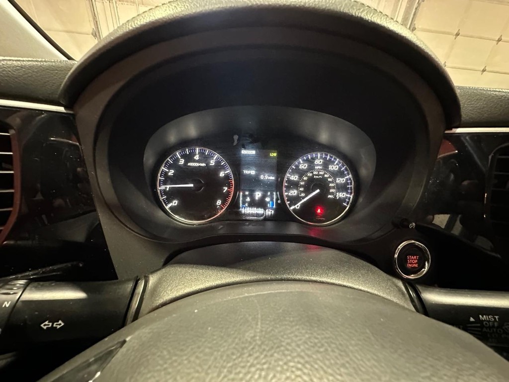 Mitsubishi Outlander Vehicle Full-screen Gallery Image 17