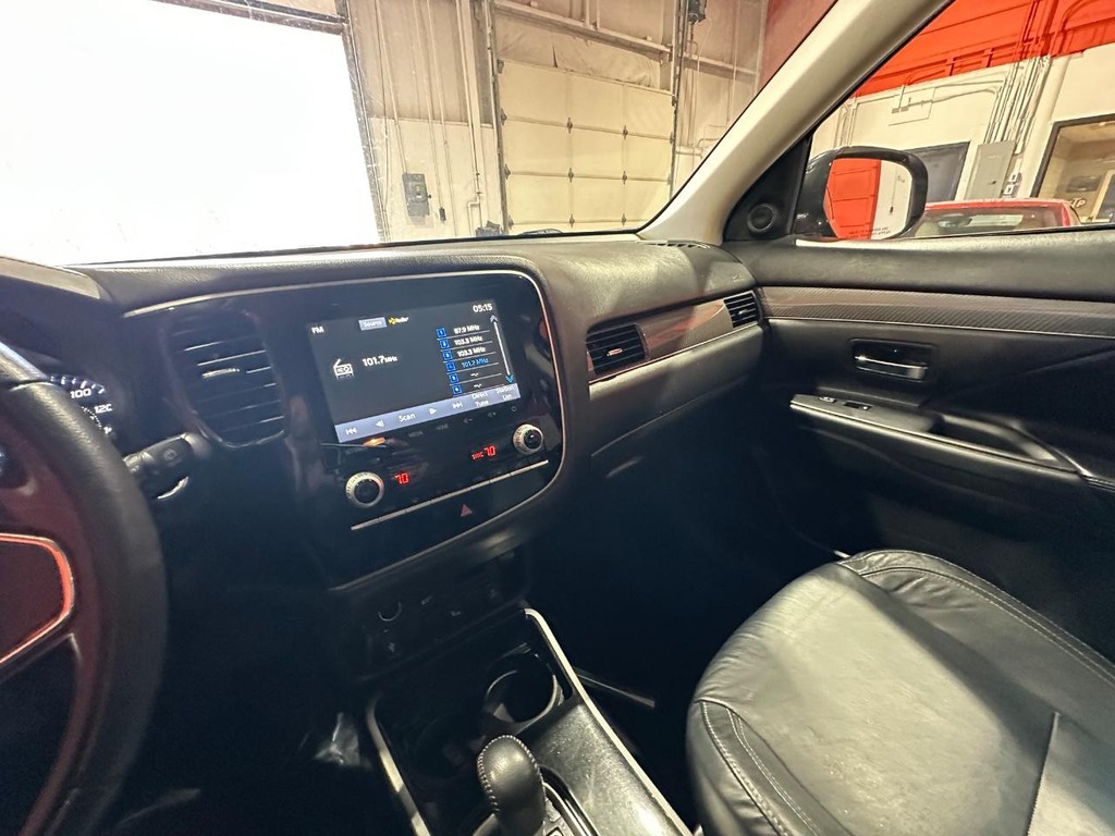 Mitsubishi Outlander Vehicle Full-screen Gallery Image 18