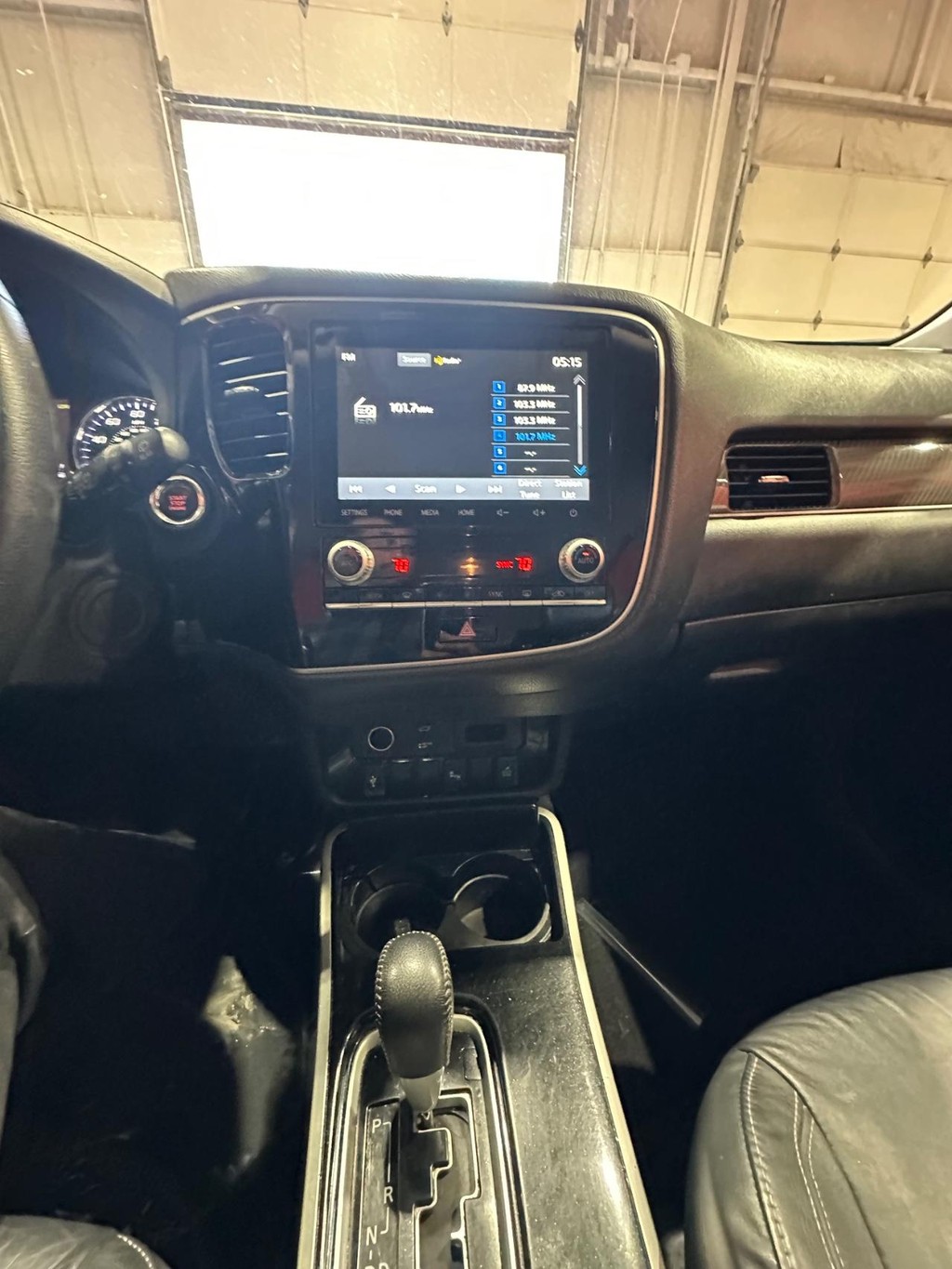 Mitsubishi Outlander Vehicle Full-screen Gallery Image 19