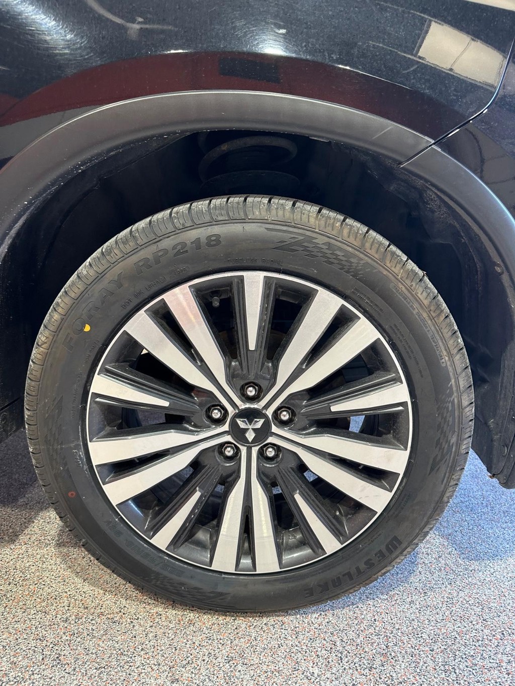 Mitsubishi Outlander Vehicle Full-screen Gallery Image 21