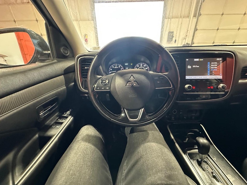 Mitsubishi Outlander Vehicle Full-screen Gallery Image 22