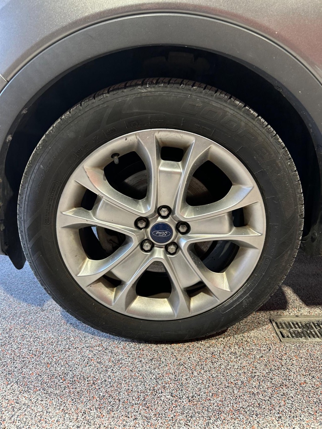 Ford Escape Vehicle Full-screen Gallery Image 7