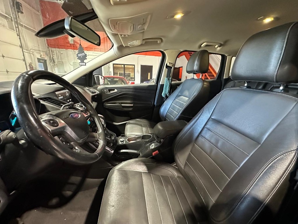 Ford Escape Vehicle Full-screen Gallery Image 10