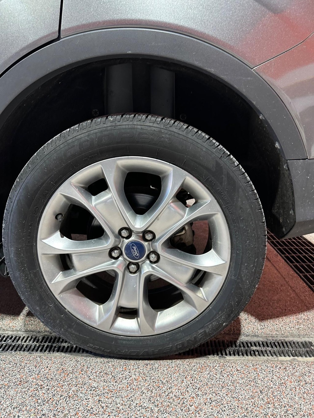 Ford Escape Vehicle Full-screen Gallery Image 12