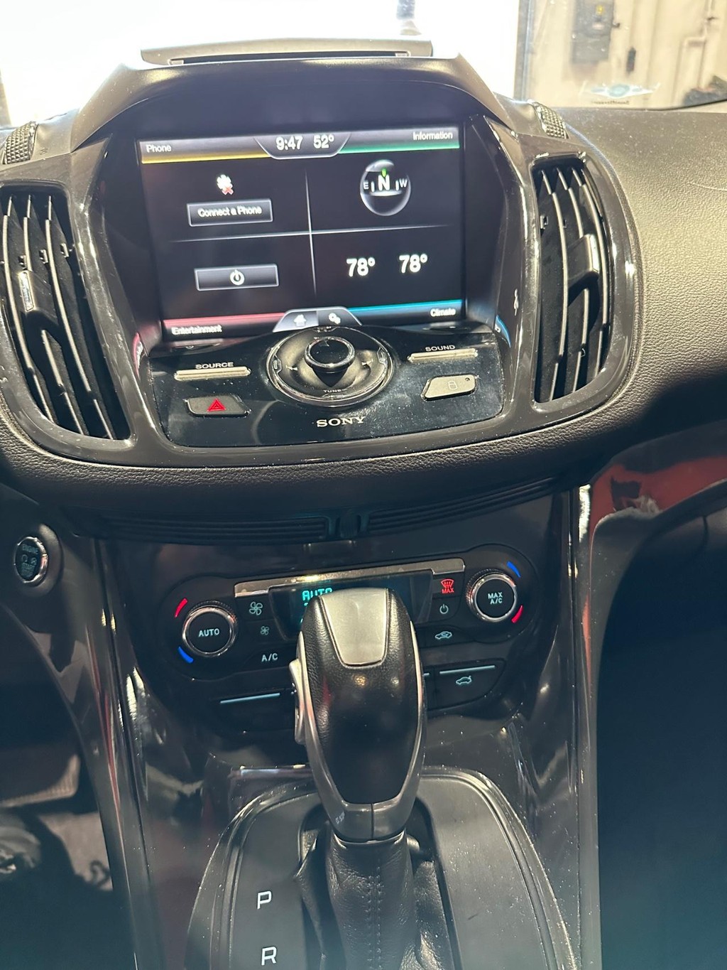 Ford Escape Vehicle Full-screen Gallery Image 13