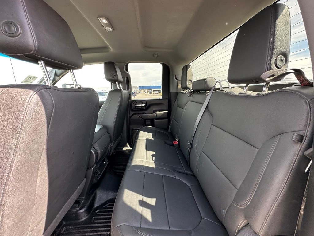 Chevrolet Silverado 2500HD Vehicle Full-screen Gallery Image 15