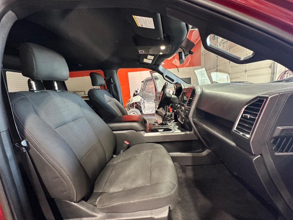 Ford F-150 Vehicle Full-screen Gallery Image 15