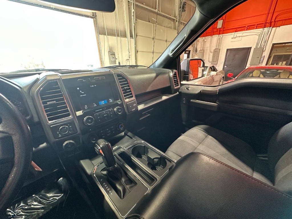 Ford F-150 Vehicle Full-screen Gallery Image 23