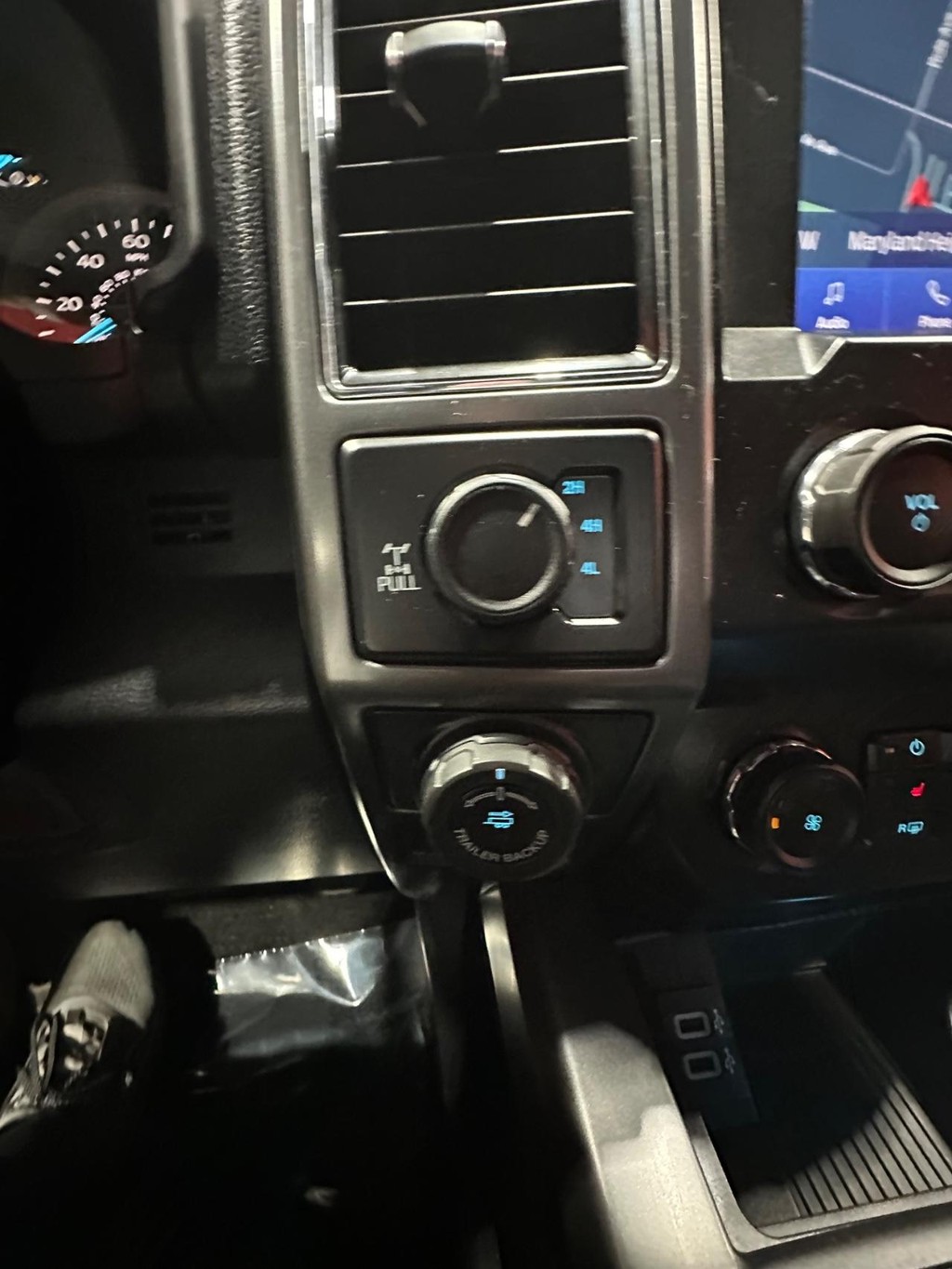 Ford F-150 Vehicle Full-screen Gallery Image 24