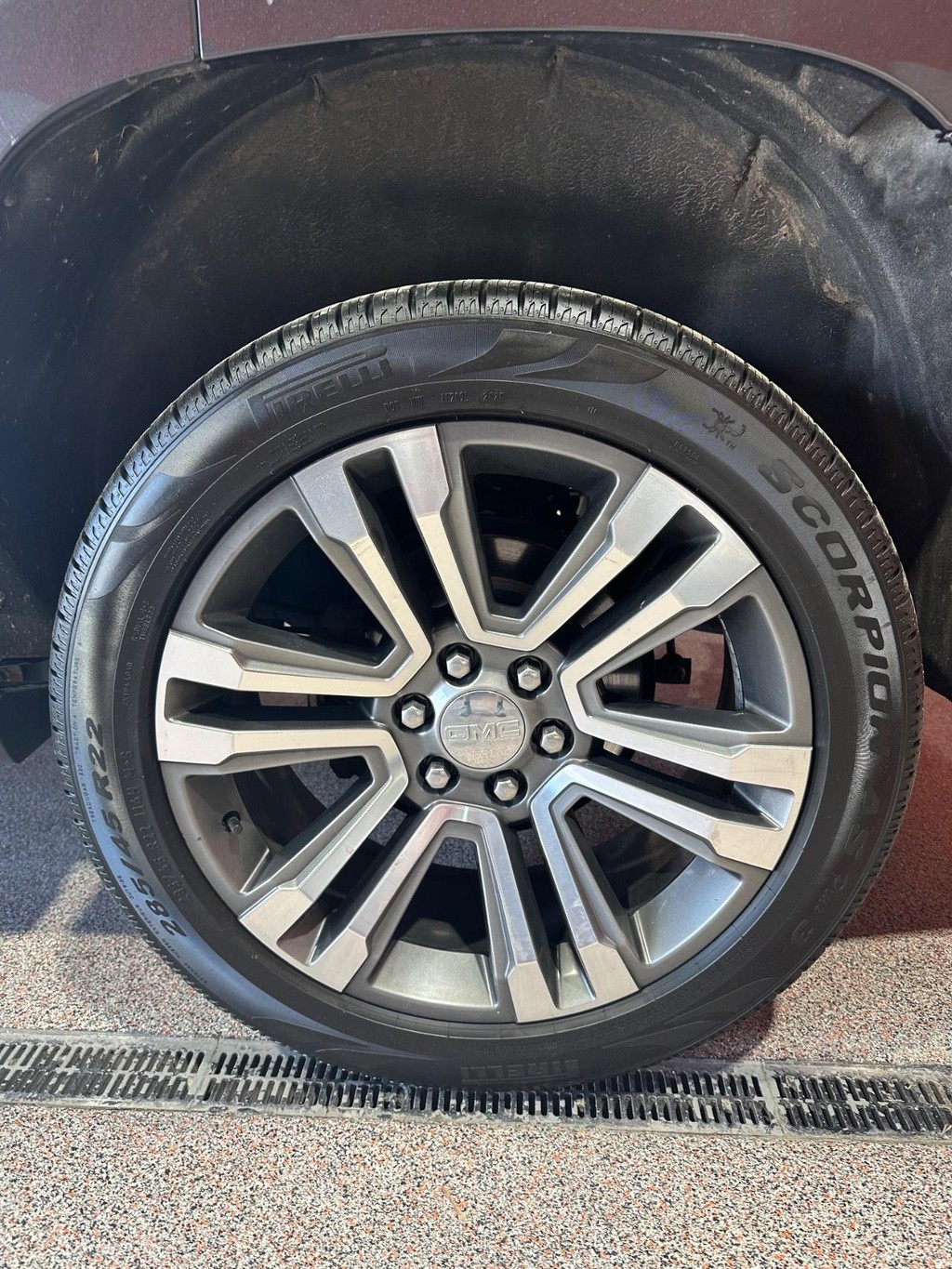 GMC Yukon Vehicle Full-screen Gallery Image 8